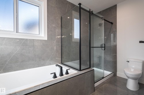 6229 Hampton Gray Avenue, Edmonton, AB - Indoor Photo Showing Bathroom