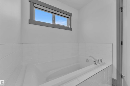 3608 Parker Close, Edmonton, AB - Indoor Photo Showing Bathroom