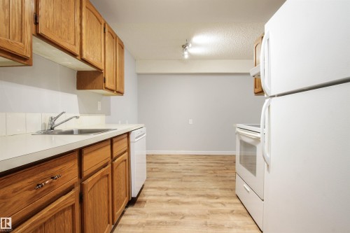 108 3610 43 Avenue, Edmonton, AB - Indoor Photo Showing Kitchen