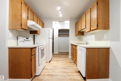 108 3610 43 Avenue, Edmonton, AB - Indoor Photo Showing Kitchen