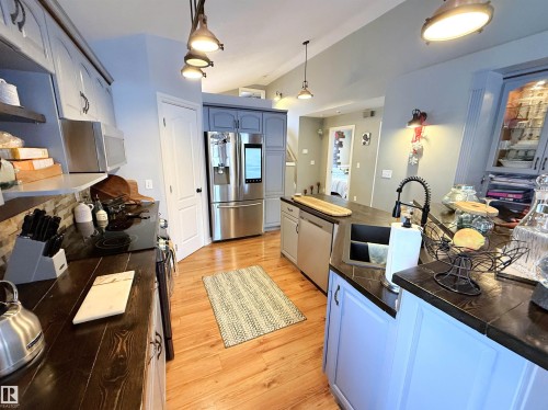 62 Willowby Close, Stony Plain, AB - Indoor Photo Showing Kitchen With Upgraded Kitchen