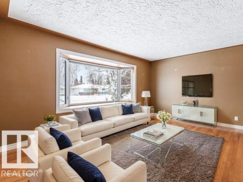 8416 71 Street, Edmonton, AB - Indoor Photo Showing Living Room