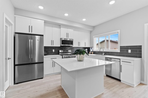 331 32 Avenue, Edmonton, AB - Indoor Photo Showing Kitchen With Upgraded Kitchen