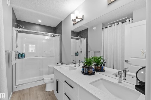 331 32 Avenue, Edmonton, AB - Indoor Photo Showing Bathroom