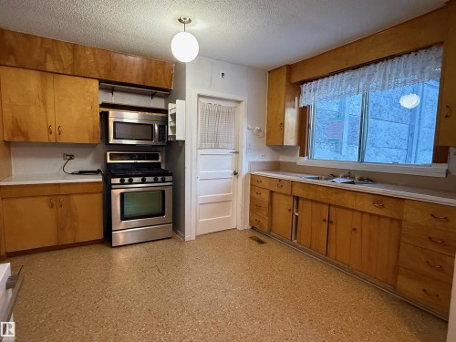301 4 Avenue E, Winfield, AB - Indoor Photo Showing Kitchen With Double Sink