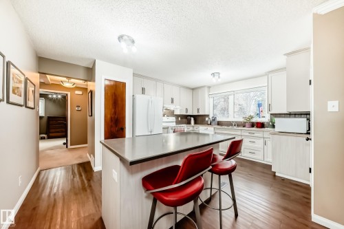 12404 39 Avenue Nw, Edmonton, AB - Indoor Photo Showing Kitchen