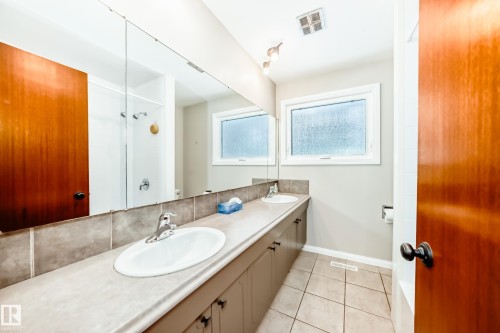 12404 39 Avenue Nw, Edmonton, AB - Indoor Photo Showing Bathroom