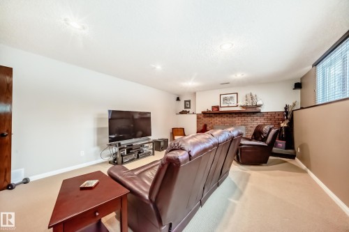 12404 39 Avenue Nw, Edmonton, AB - Indoor