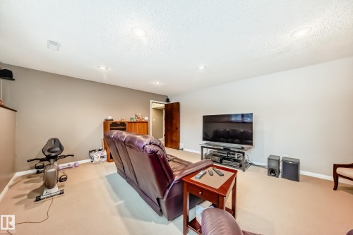 12404 39 Avenue Nw, Edmonton, AB - Indoor