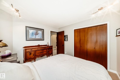 12404 39 Avenue Nw, Edmonton, AB - Indoor Photo Showing Bedroom