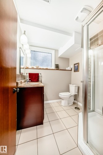 12404 39 Avenue Nw, Edmonton, AB - Indoor Photo Showing Bathroom