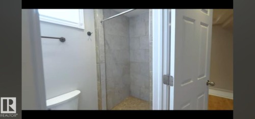 11319 137 Avenue, Edmonton, AB - Indoor Photo Showing Bathroom