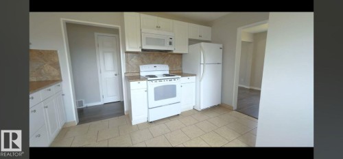 11319 137 Avenue, Edmonton, AB - Indoor Photo Showing Kitchen