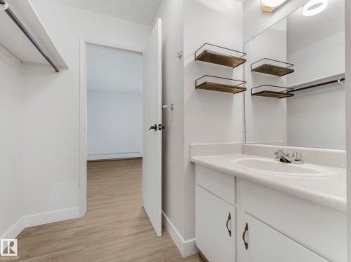 406 10125 109 Street, Edmonton, AB - Indoor Photo Showing Bathroom