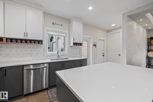 568 Merlin Landing Landing, Edmonton, AB - Indoor Photo Showing Kitchen
