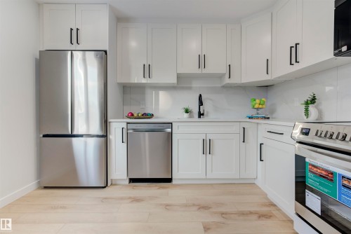 123 Morin Maze Maze, Edmonton, AB - Indoor Photo Showing Kitchen