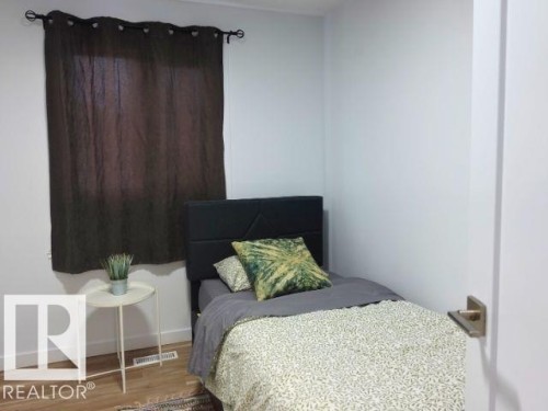 11912 140 Avenue, Edmonton, AB - Indoor Photo Showing Bedroom