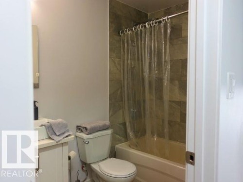 11912 140 Avenue, Edmonton, AB - Indoor Photo Showing Bathroom