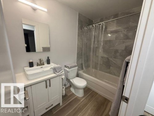 11912 140 Avenue, Edmonton, AB - Indoor Photo Showing Bathroom