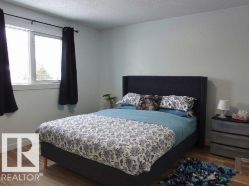11912 140 Avenue, Edmonton, AB - Indoor Photo Showing Bedroom