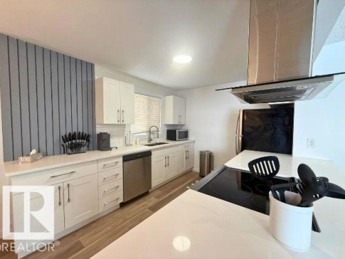 11912 140 Avenue, Edmonton, AB - Indoor Photo Showing Kitchen
