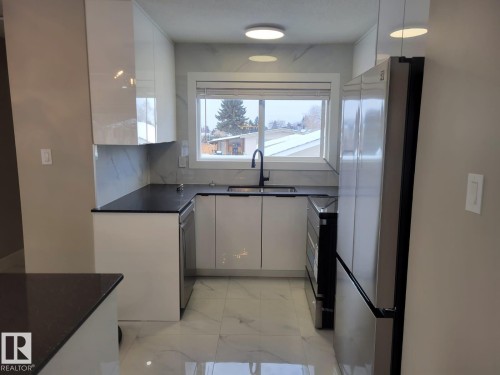 15112 72 Street, Edmonton, AB - Indoor Photo Showing Kitchen