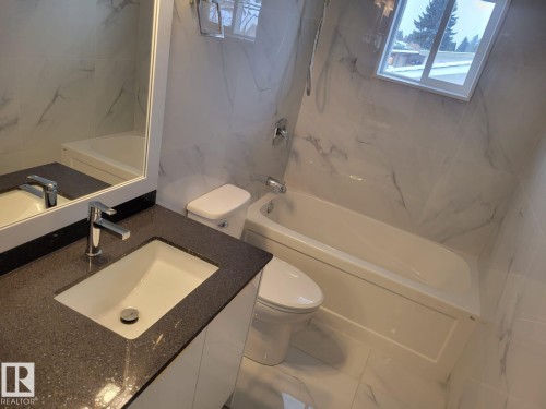 15112 72 Street, Edmonton, AB - Indoor Photo Showing Bathroom