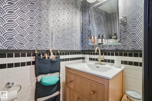 223 Dickinsfield Court, Edmonton, AB - Indoor Photo Showing Bathroom