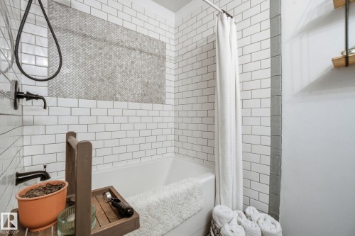 223 Dickinsfield Court, Edmonton, AB - Indoor Photo Showing Bathroom