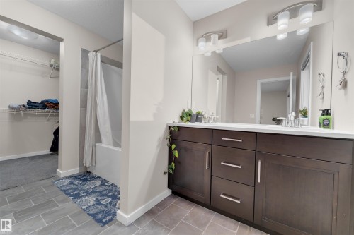 2320 Chokecherry Close, Edmonton, AB - Indoor Photo Showing Bathroom