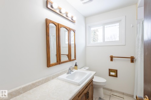 14811 61A Street, Edmonton, AB - Indoor Photo Showing Bathroom