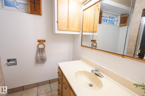 14811 61A Street, Edmonton, AB - Indoor Photo Showing Bathroom