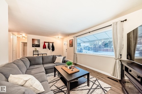 13032 134 Street, Edmonton, AB - Indoor Photo Showing Living Room