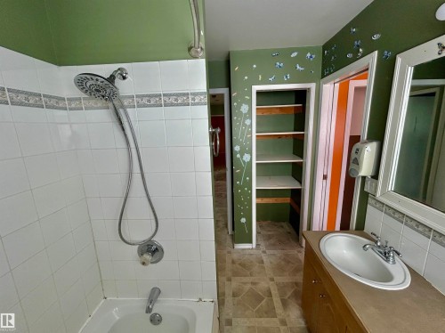 5033 48 Avenue, St. Paul Town, AB - Indoor Photo Showing Bathroom