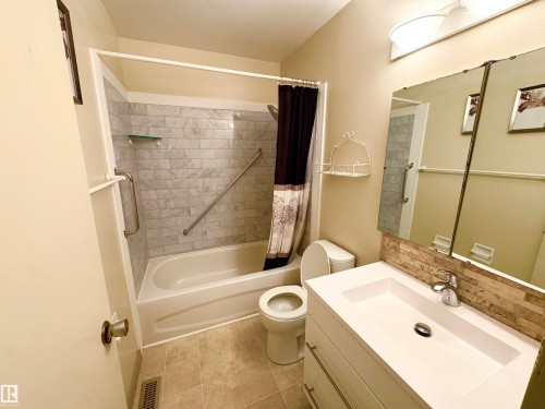 8507 35 Avenue, Edmonton, AB - Indoor Photo Showing Bathroom