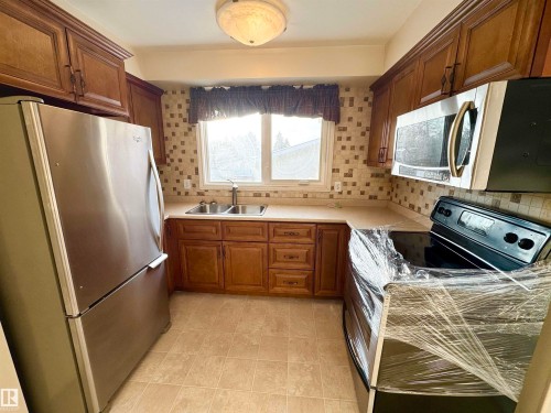 8507 35 Avenue, Edmonton, AB - Indoor Photo Showing Kitchen With Double Sink
