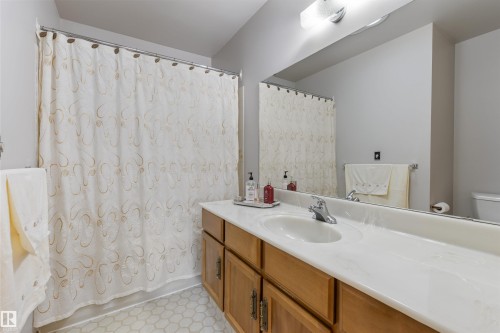 10854 11 Avenue, Edmonton, AB - Indoor Photo Showing Bathroom