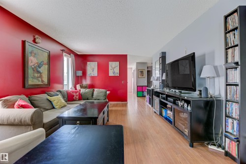 1049 Jones Crescent, Edmonton, AB - Indoor Photo Showing Living Room