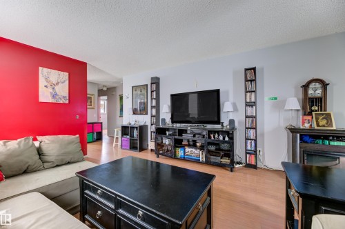 1049 Jones Crescent, Edmonton, AB - Indoor Photo Showing Living Room