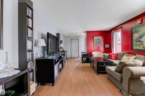 1049 Jones Crescent, Edmonton, AB - Indoor Photo Showing Living Room