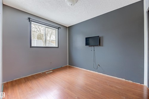 1049 Jones Crescent, Edmonton, AB - Indoor Photo Showing Other Room