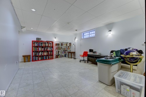 1049 Jones Crescent, Edmonton, AB - Indoor