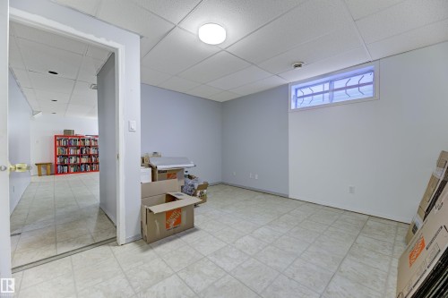 1049 Jones Crescent, Edmonton, AB - Indoor
