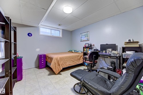 1049 Jones Crescent, Edmonton, AB - Indoor Photo Showing Bedroom
