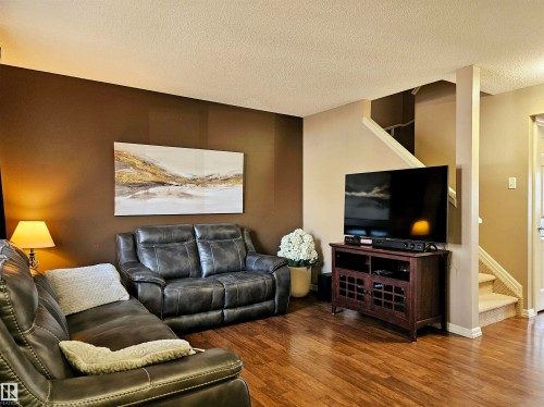 29 1404 Hermitage Road, Edmonton, AB - Indoor Photo Showing Living Room