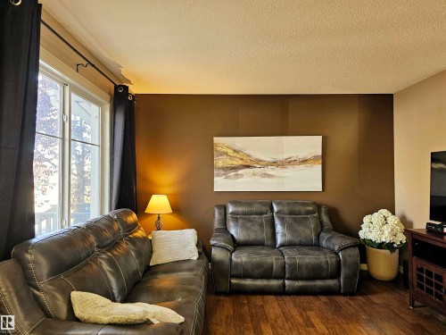 29 1404 Hermitage Road, Edmonton, AB - Indoor Photo Showing Living Room