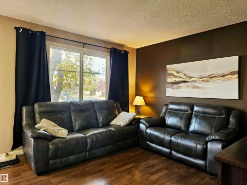29 1404 Hermitage Road, Edmonton, AB - Indoor Photo Showing Living Room