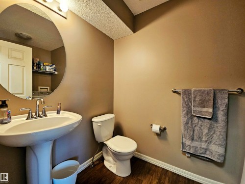 29 1404 Hermitage Road, Edmonton, AB - Indoor Photo Showing Bathroom