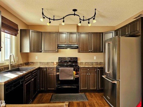 29 1404 Hermitage Road, Edmonton, AB - Indoor Photo Showing Kitchen With Stainless Steel Kitchen
