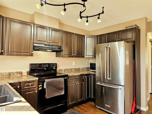 29 1404 Hermitage Road, Edmonton, AB - Indoor Photo Showing Kitchen With Stainless Steel Kitchen